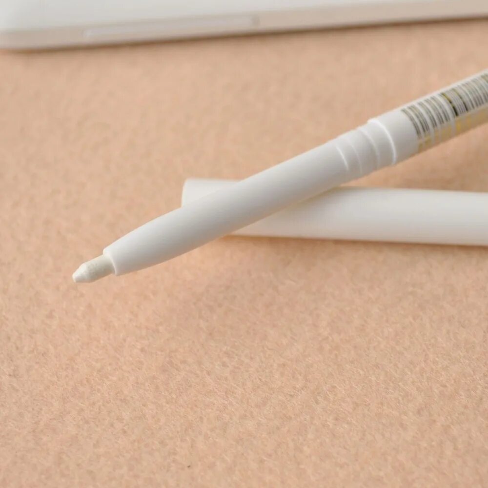 Белый карандаш купить. Подводка белым карандашом. Карандаш для глаз выдвижной. Белый косметический карандаш. Белая подводка для глаз.