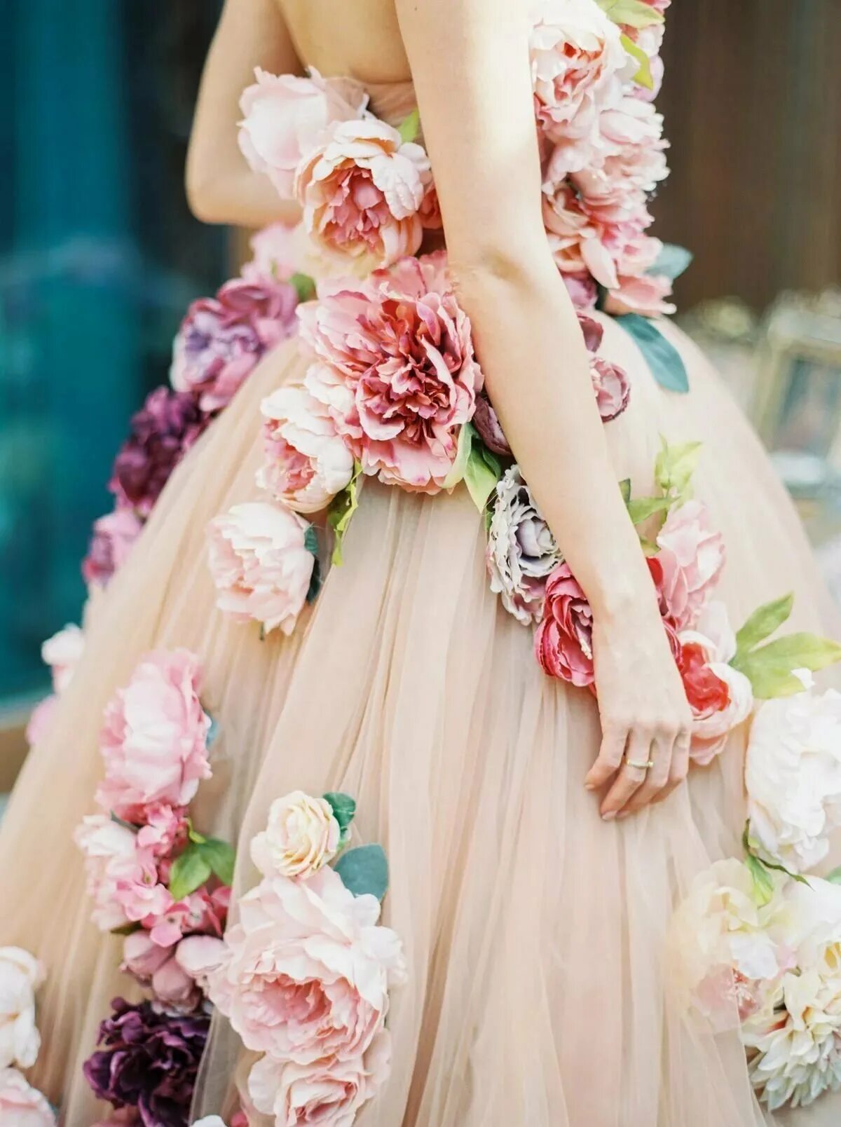 Платья из цветов фото. Цветочное свадебное платье. Платье с цветами. Нежное платье. Свадебное платье с цветами.