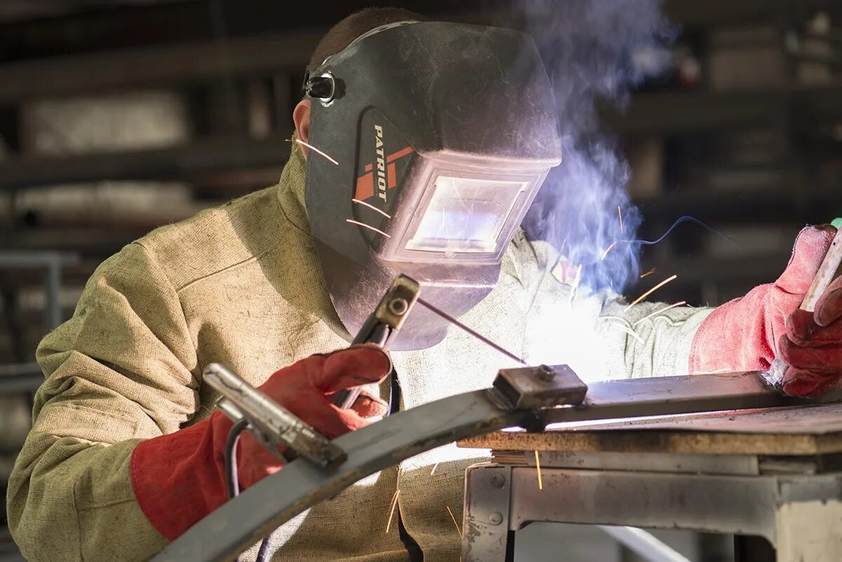 Сварщик ручной дуговой сварки плавящимся покрытым электродом. Сварщик. Электросварщик ручной дуговой сварки. Профессия сварщик ручной сварки. Профессия сварщик ручной сварки.