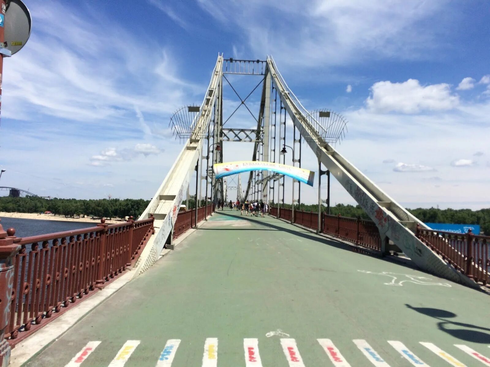 Мост через кия. Парковый пешеходный мост киев. парковый мост через днепр (киев). киев пешеходный мост через днепр. труханов остров в киеве.
