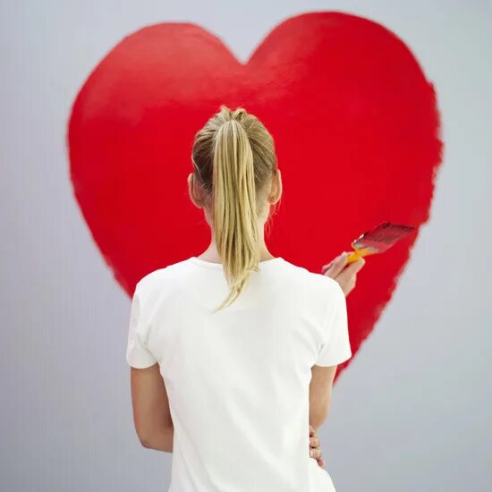 по зову женского сердца. по зову женского сердца. дама сердца. лозунги волонтерства. красивая девушка с сердцем.