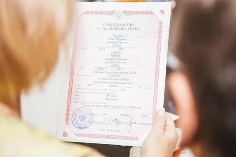 Поменять фамилию в браке на девичью можно