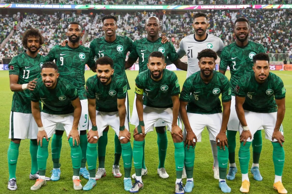 Премьер лига арабия. Футбольная форма саудовской аравии на чм 2022. Saudi arabia football team. Аргентина саудовская аравия 1-2. Премьер лига арабия.