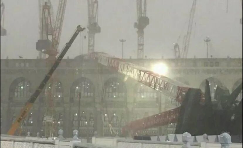 Массовая гибель в мекке. Падение крана на мечеть в мекке. кран упал на мечеть аль харам.