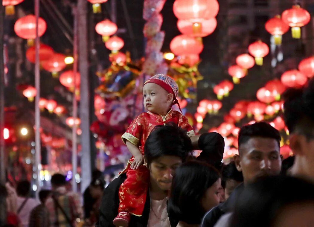 Салют в китае. Китайский новый год (chinese new year). Новый год по китайскому календарю. Китайский новый год. Китайский новый год люди.