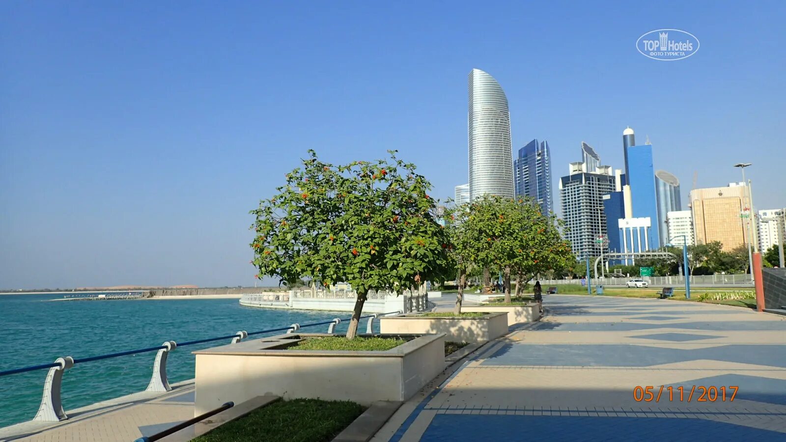 Корниш набережная абу. Набережная Corniche Абу Даби. Набережная Корниш в Абу-Даби. Набережная Корниш Abu Dhabi. Пляж Корниш Абу-Даби.