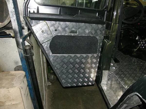 УАЗ Хантер обшивка алюминием. УАЗ 469 обшивка радиатора. Обшивка кузова УАЗ 469 рифленым алюминием. Обшивка двери УАЗ-469\Хантер комфорт.