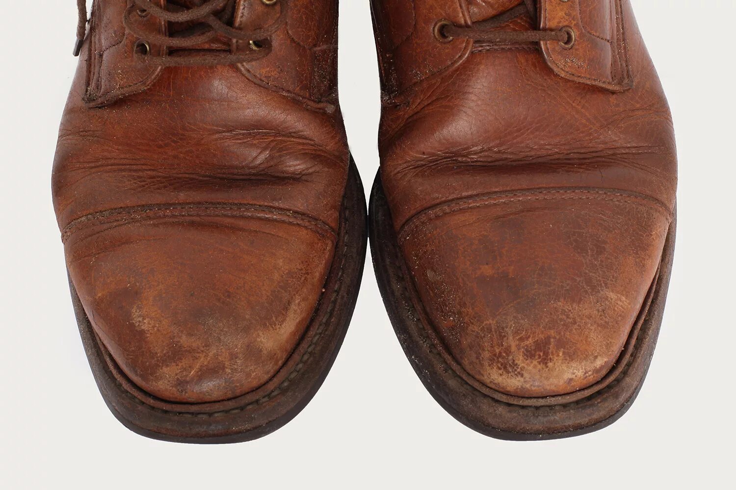 Заломы на кожаных ботинках. Старые кожаные туфли. Потертая кожаная обувь. Старые потертые кожаные ботинки. Искусственный кожа ботинки