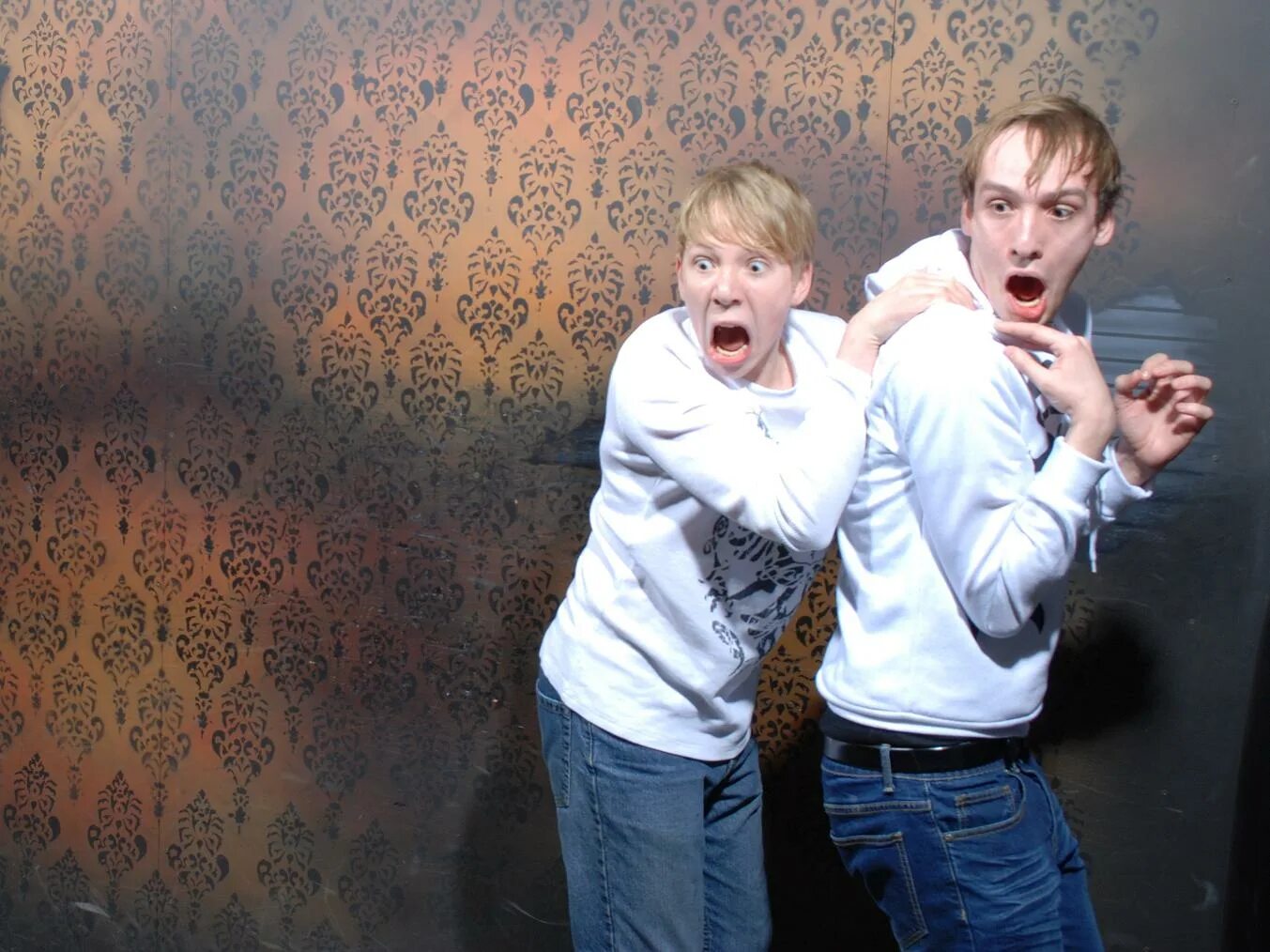 Аттракцион «фабрика страха» (Nightmares Fear Factory). Два испуганных парня. Испуганный мальчик. Испуганно почему 2