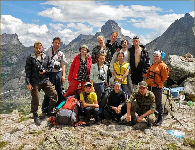 Группа туристов. Группа людей в горах. Группа туристов в горах. Ансамбль в горах. Группа людей туристы.