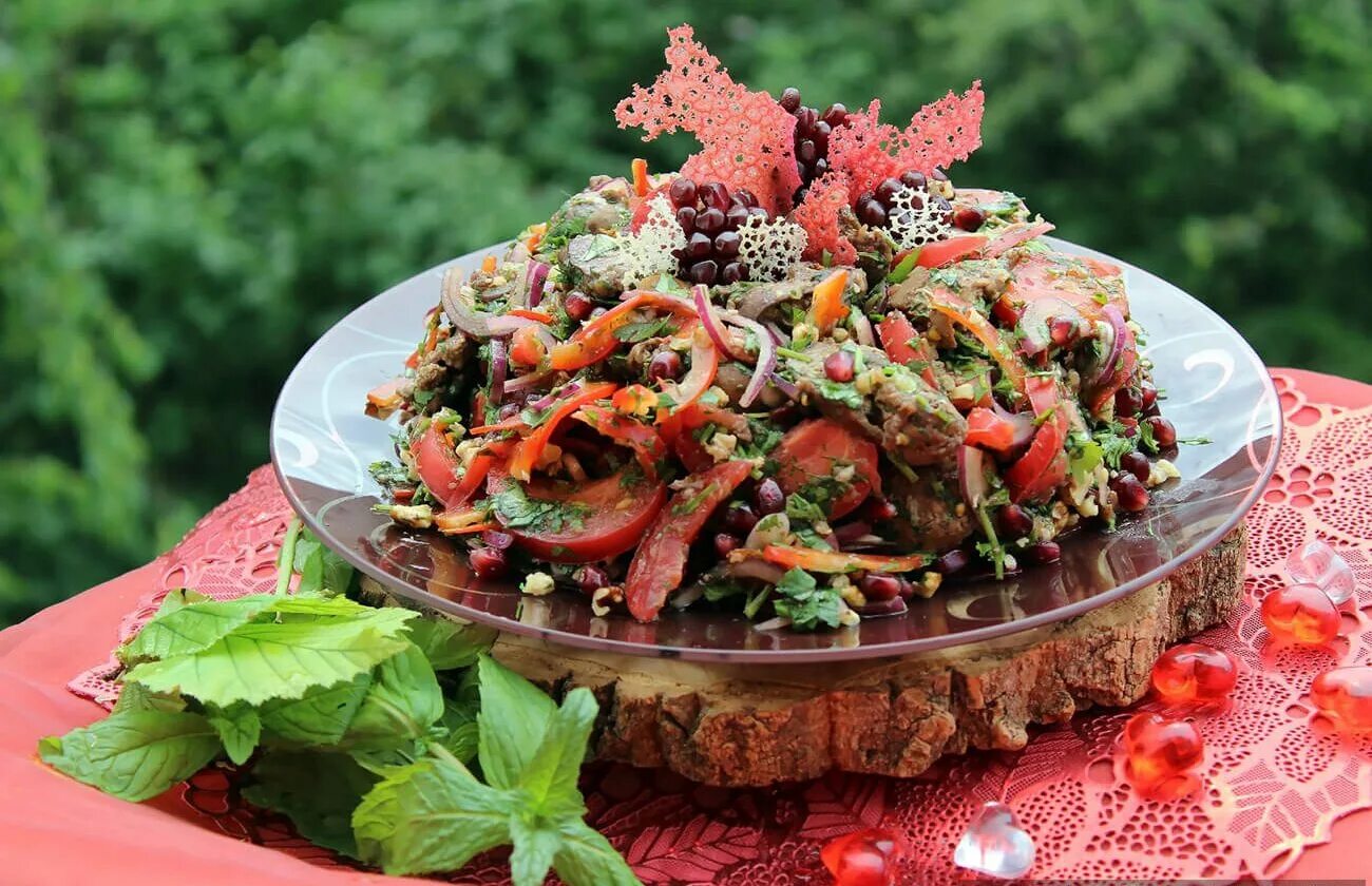 Рецепты вкусных салатов с говяжьей печенью. Салат с куриной печенью по грузински. салат с куриной печенью по грузински и помидорами. салат арго по-грузински. салат руставели.