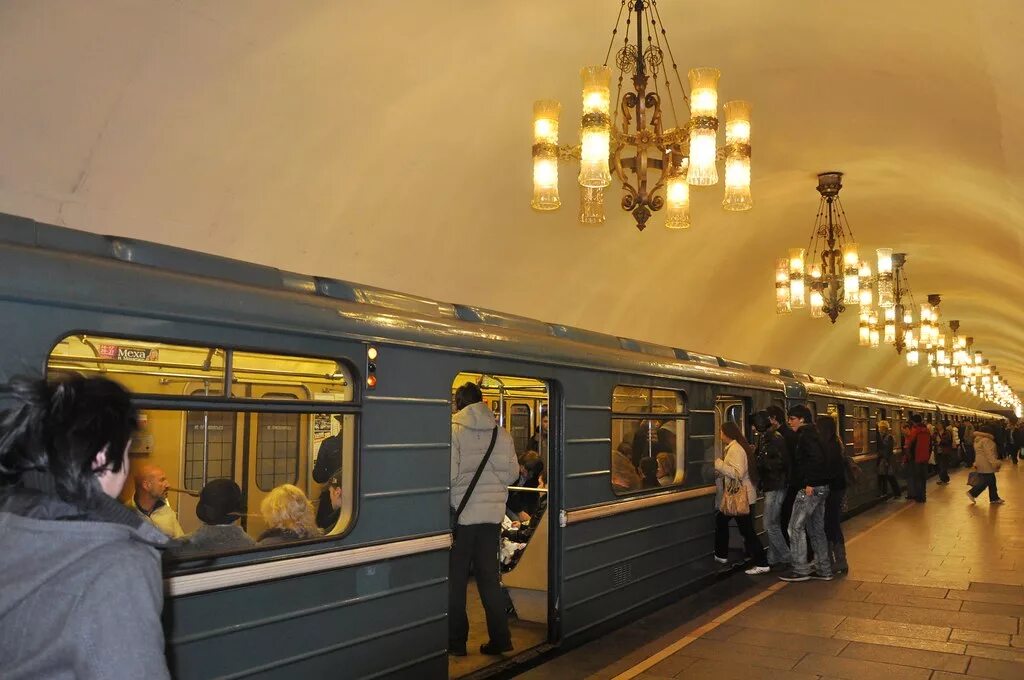 Московский метрополитен 2010. Metro 2010 Москва. Девушка на платформе метро.