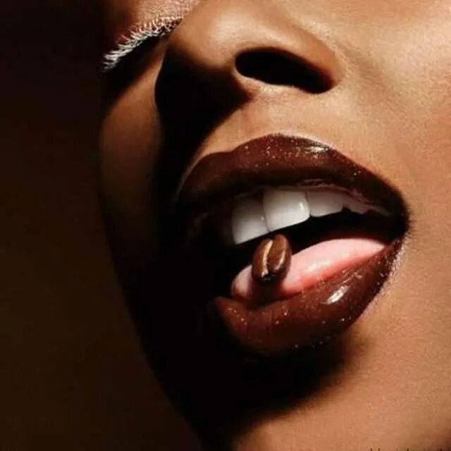 Губы с языком. Губы с капелькой. Кофе губы. Губы в кофейных цветах рисунок. Кофе губы.