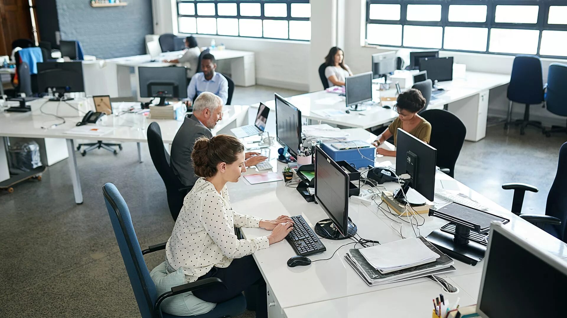 Computer company. Офис с сотрудниками. Люди в офисе. Работник офиса. Люди работают в офисе.