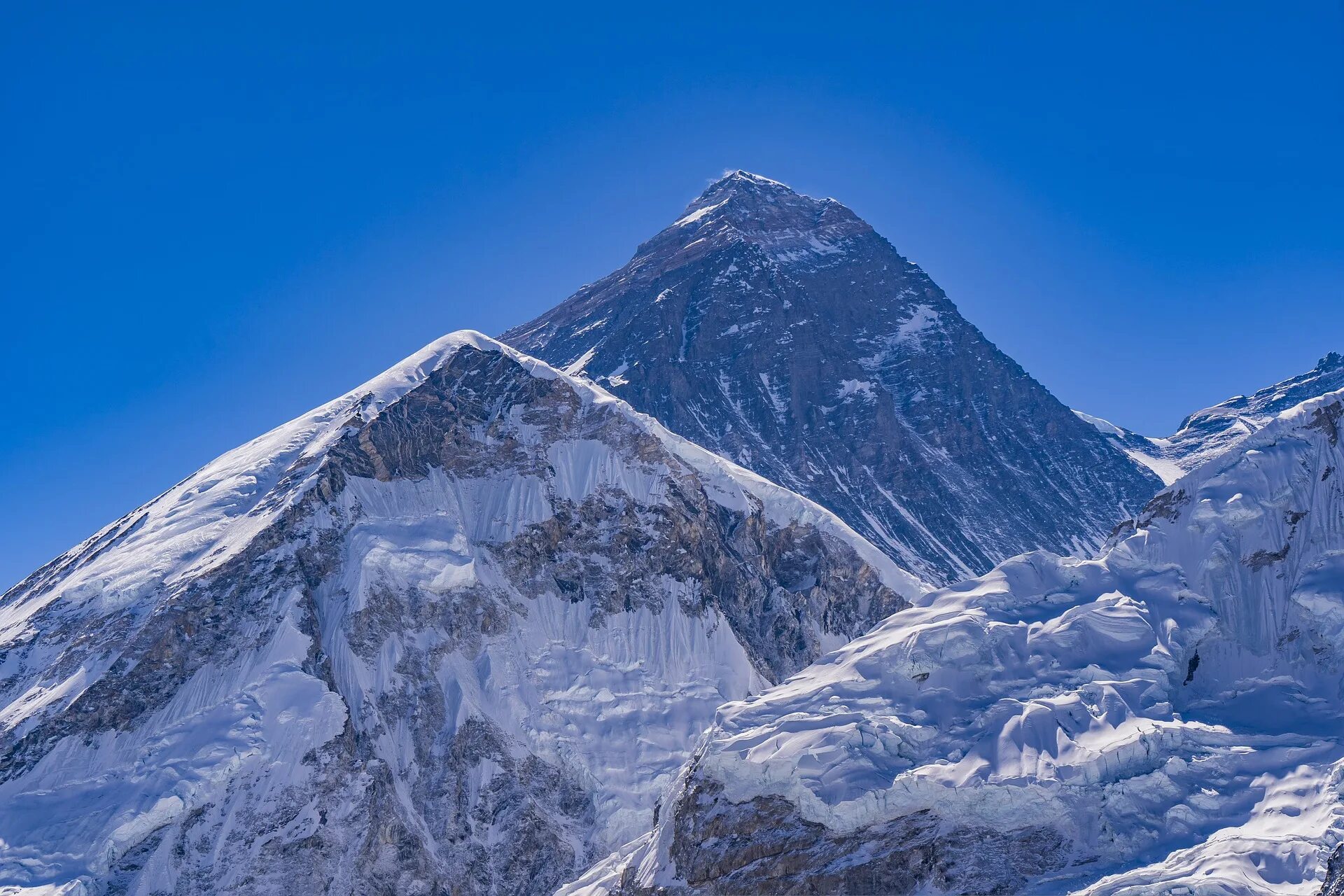 Где самая высокая гора эверест. Гималаи Эверест Джомолунгма. Гора Эверест (Джомолунгма). Гималаи. Горы : Гималаи (Эверест 8848м). Вершина Гималаев Эверест.