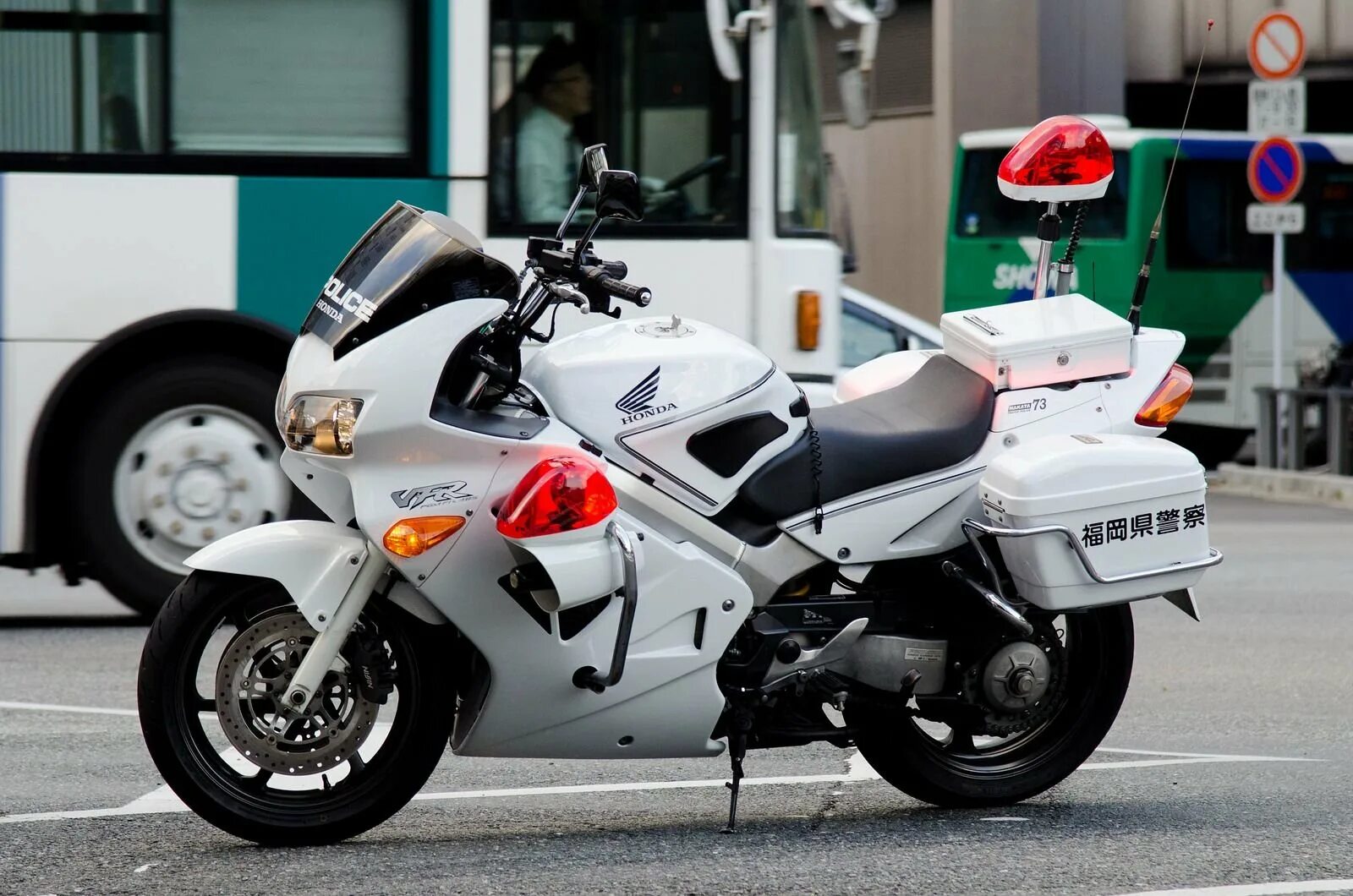 Купить мотоцикл из японии во владивостоке. Honda VFR 800 полицейский. Honda VFR Police. Honda vfr800 5gen. Хонда ВФР 800 японский полицейский.