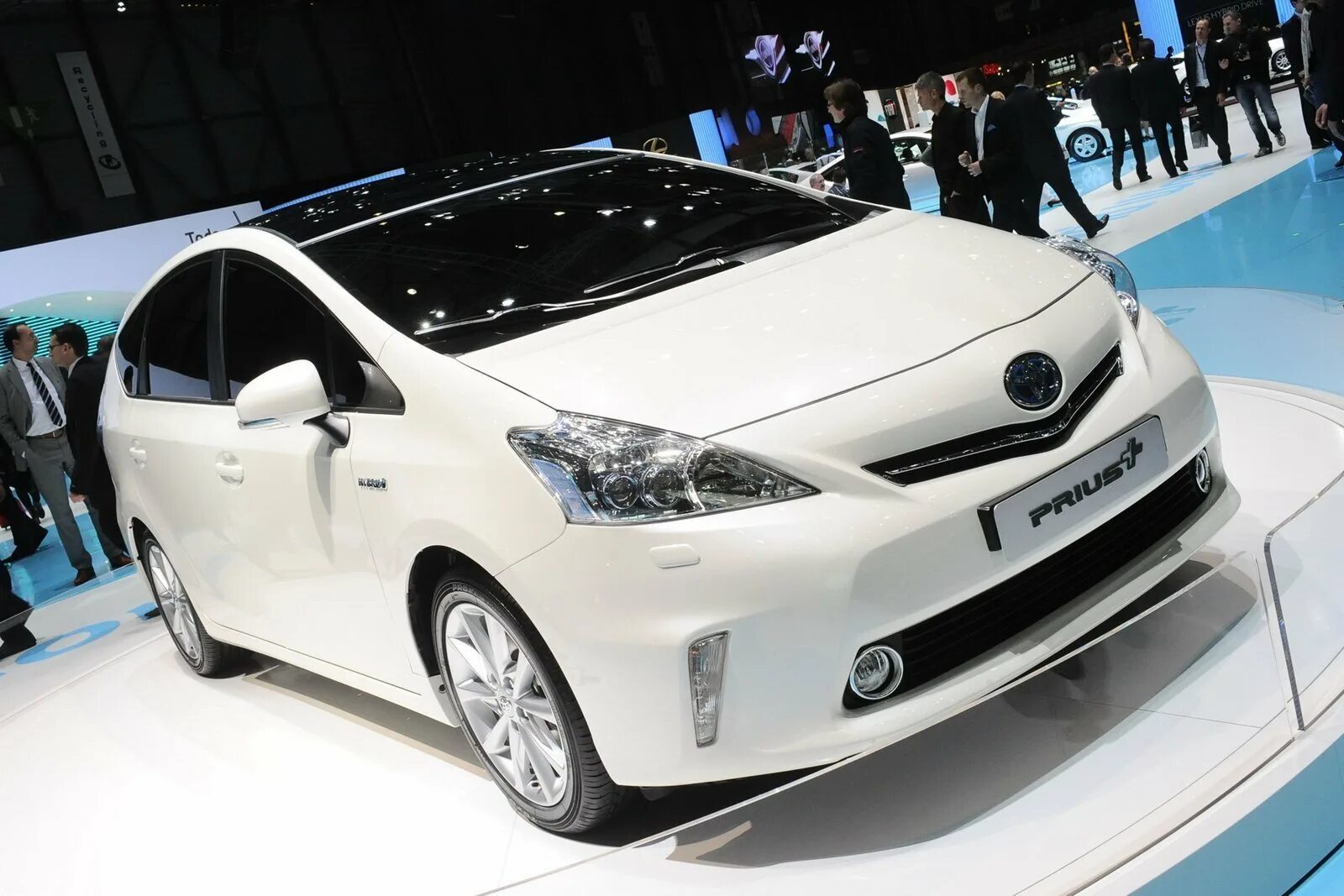 Toyota hybrid. Toyota Prius Hybrid. Toyota Prius Plus 2011>. Toyota Приус гибрид. Тойота Приус Альфа гибрид.