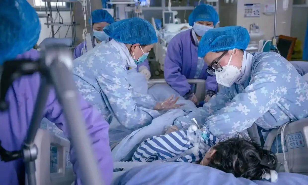 10 человек заразились. 10 человек заразились. Медики сша. Китайская больница. Ковидные медики.