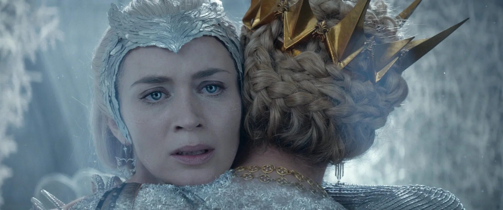 Белоснежка и охотник 2 равенна. Эмили блант фрейя снежная королева. Фрейя белоснежка и охотник 2. Эмили блант ледяная королева. Снежная королева фильм 2022.