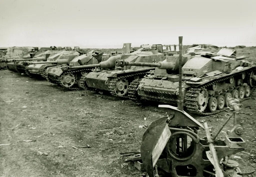 Подбитая колонна техники. Курская битва подбитые немецкие танки. STUG III Сталинград. Курская битва техника вермахта. STUG 3 Курская дуга.