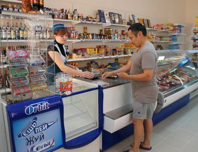 Пикать товар. Прилавок продуктового магазина. Торговля через прилавок. Покупатель в магазине. Магазин через прилавок.