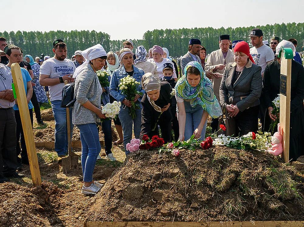 Похороны детей погибших. Могилы детей погибших в Казани. Тулунское кладбище.