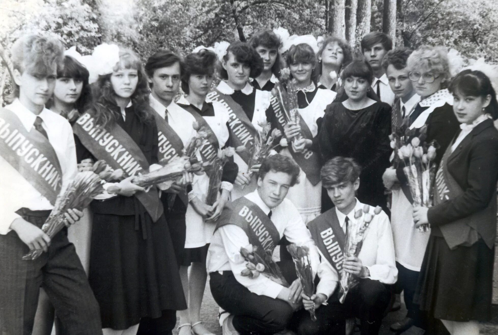 Фотография 1988 года. Советские выпускники. Выпускники 80-х годов. Выпускники 1988 года. Выпускницы 80-х годов.