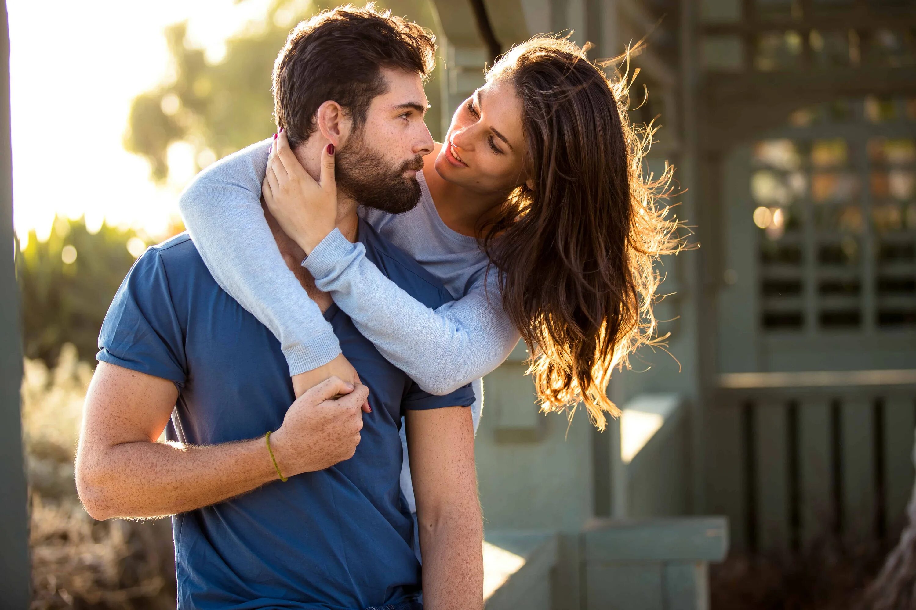 Man comes to women. Влюбленный мужчина. Мужчина и женщина. Любовь к мужчине. Влюбленный парень.