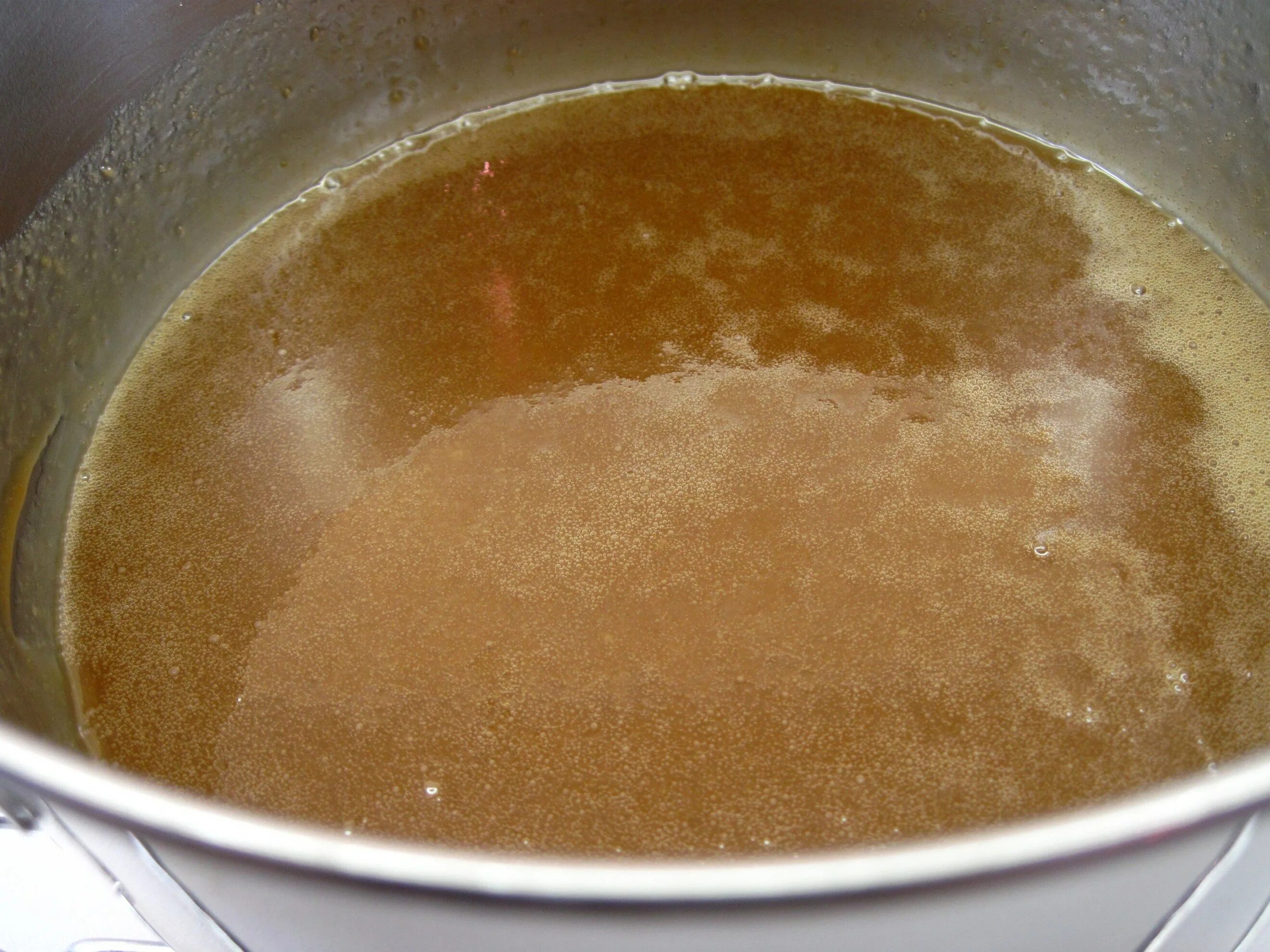 Пропитки для бисквита алкогольные. Сироп для промочки бисквита. Сироп для промочки бисквита. Сахарный сироп. Крем заварной для медовика цифра.