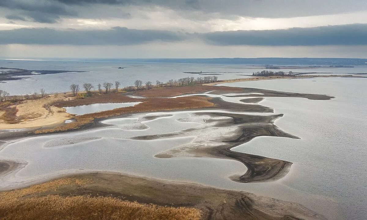 Река волга 2023 года. Куйбышевское водохранилище обмелело 2019. Волга обмелела 2019 Казань. Волга обмелела 2019 Ульяновск. Обмеление Куйбышевского водохранилища.