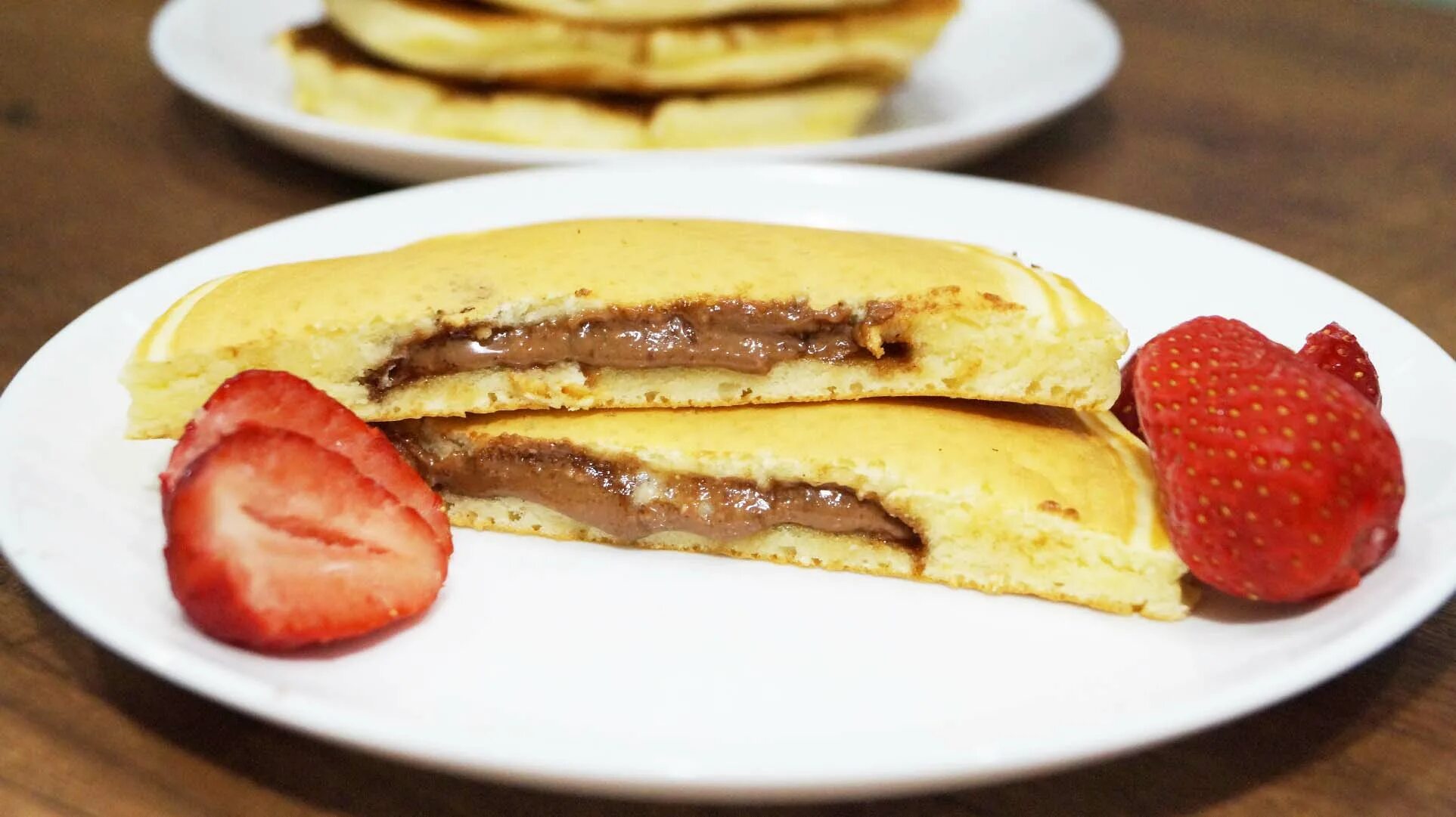 панкейки с нутеллой бананом , клубникой. панкейки с шоколадом внутри. оладьи с шоколадом. панкейки с шоколадной начинкой. панкейк с начинкой.