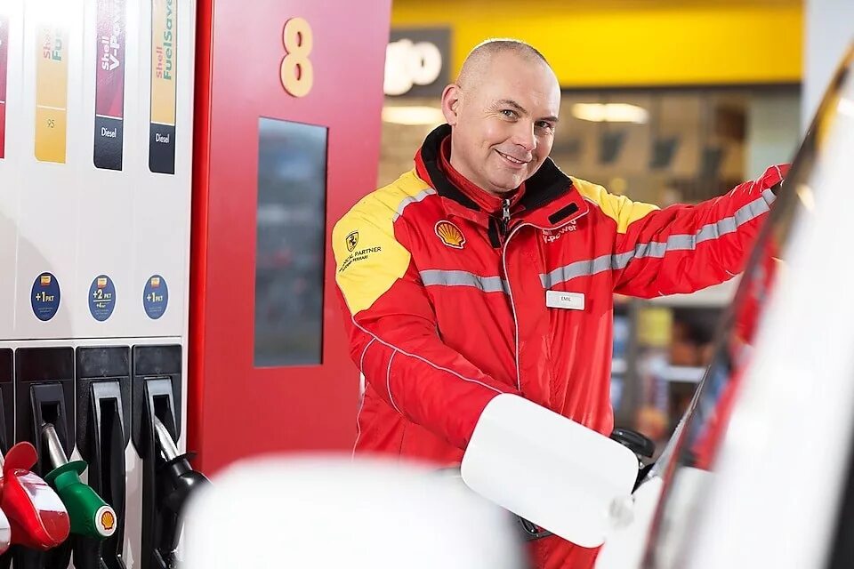 Зарплата заправщика. Спецодежда Шелл заправщик. Shell АЗС заправщик. Форма оператора АЗС Шелл. Спецодежда заправщика АЗС.