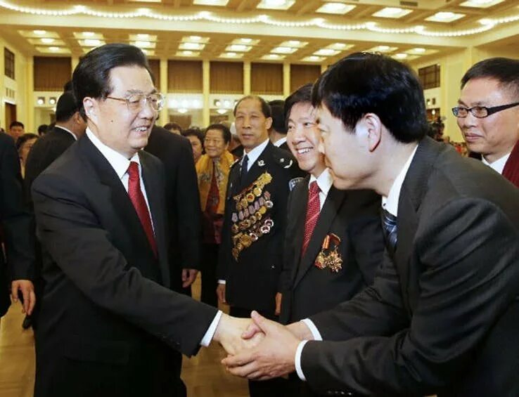 Этикет южная. Китайское рукопожатие. Рукопожатие китайцев. Китайцы пожимают руки. Рукопожатие в Южной Корее.