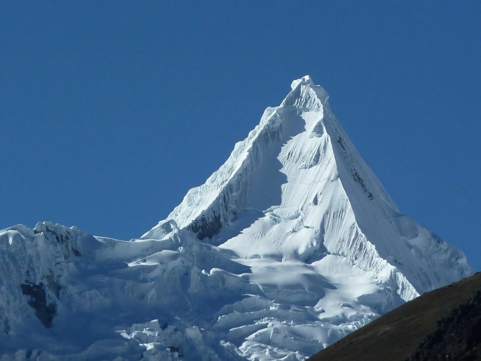 Самая высокая снежная гора. Горная вершина Эверест. Джомолунгма. Гора Джомолунгма. Алпамайо гора.