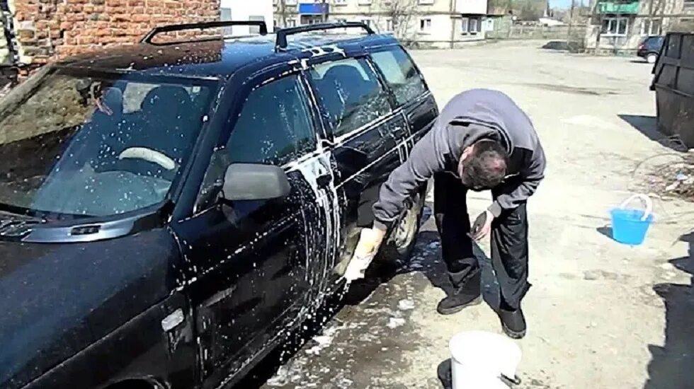 Мытье машины во дворе