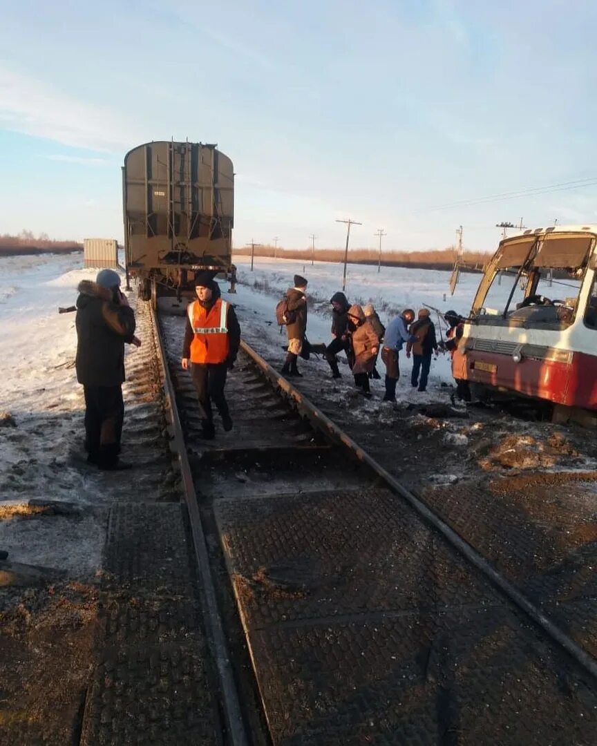 Новости сегодня алтайский край последние свежие события. В Алтайском крае автобус столкнулся с поездом. Столкновение поезда с автобусом. Происшествия на железной дороге в Табунах Алтайский край. Авария на железной дороге.