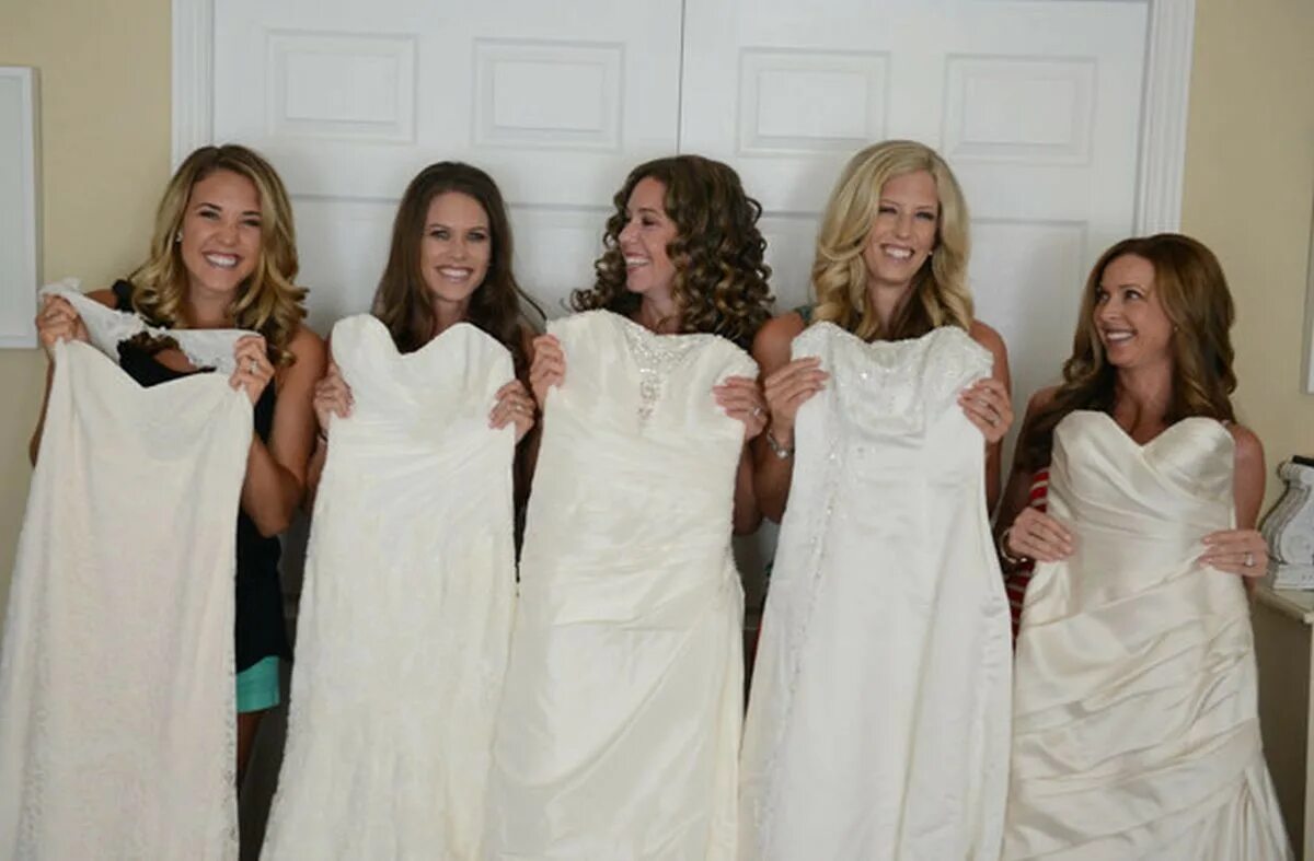 Пятерым сестрам. Фотосессия 5 сестер. Пять девушек в свадебном платье. Фотосессия сестёр пятерых. Сестры в платьях.