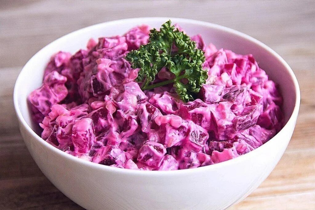 Салат овощной с редисом. Порционные салаты. Морковный салат с яблоком. Салаты на день рождения. Салат метелка.