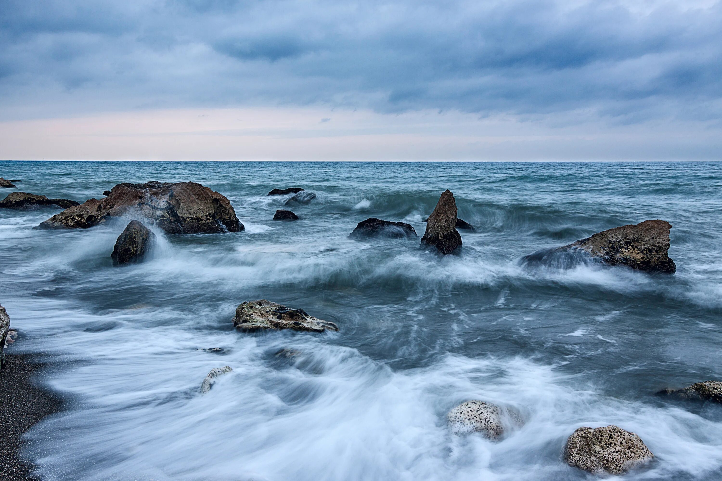 Океан. Пасмурное море. Моря и океаны. Берег моря скалы пасмурно.