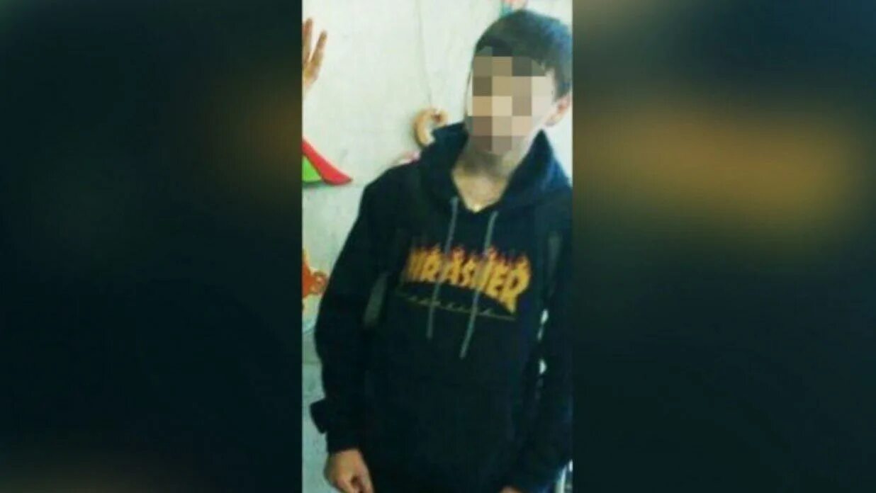 Мальчик с молотком в руках. Молоток для детей. Мальчик с молотком. Молоток для детей. Малыш с молотком.