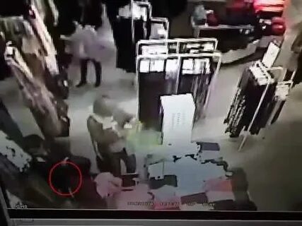 Отец совершил несколько будничных движений достал бумажник