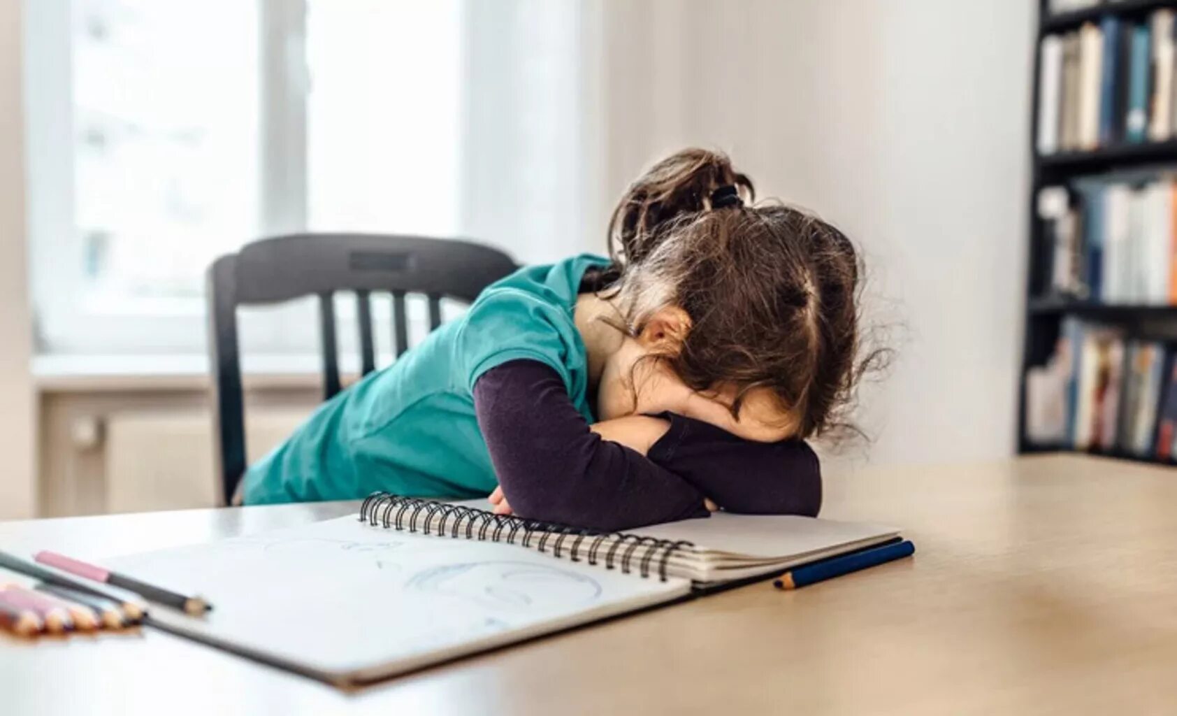 Маленькая девочка делает уроки. Уставший ребенок. Утомление детей. Ученик устал. Утомляемость школьников.