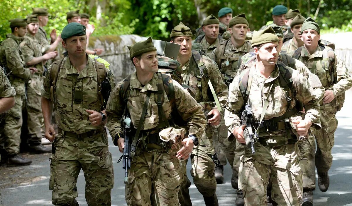 Спецназ в англии 9 букв. Коммандос спецназ Великобритании. Royal Marines Commandos. Британский зелёный берет. Королевская морская пехота Великобритании.