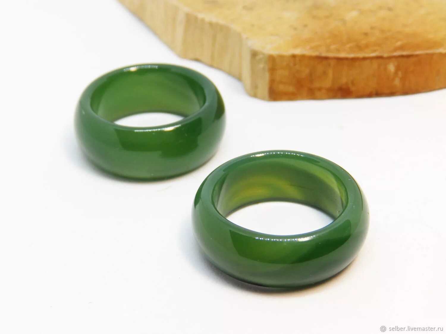 Зеленое кольцо игра. Кольцо агат зеленый зеленый. Зеленый агат кольцо Аксенов. Кольцо с зеленым агатом. Цельное кольцо с зеленым агатом.