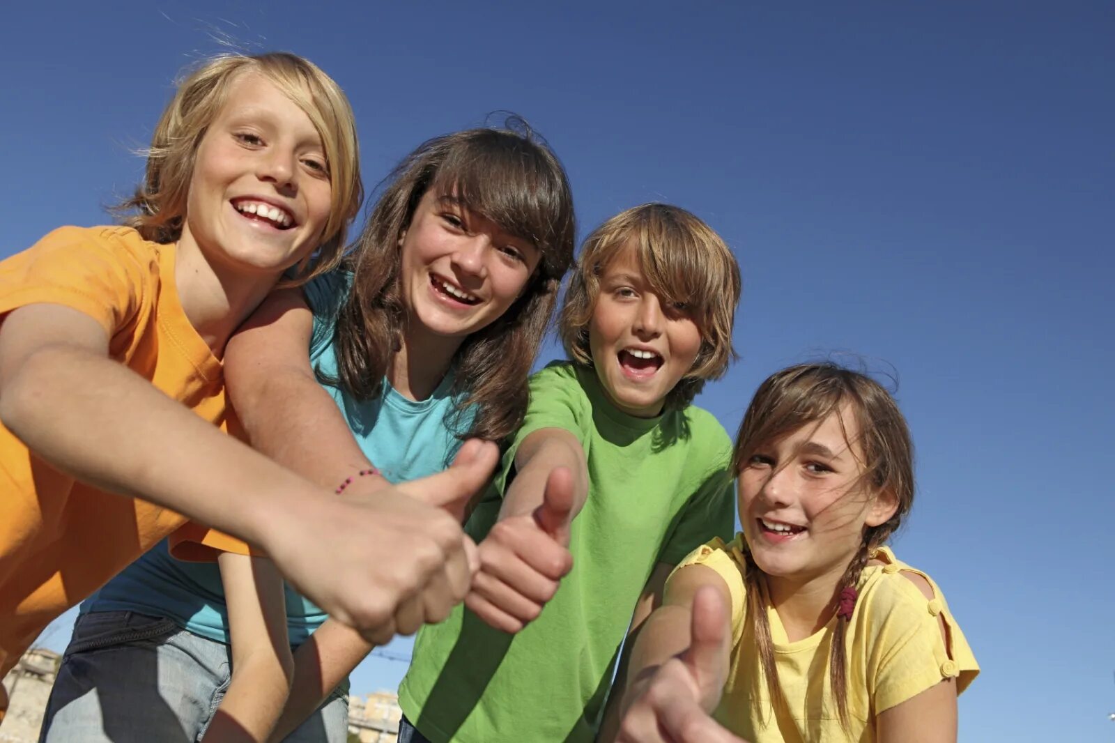 Детские летние лагеря. Дети играют в лагере. Веселые дети. Дети компания красивые фото. Веселые дети.