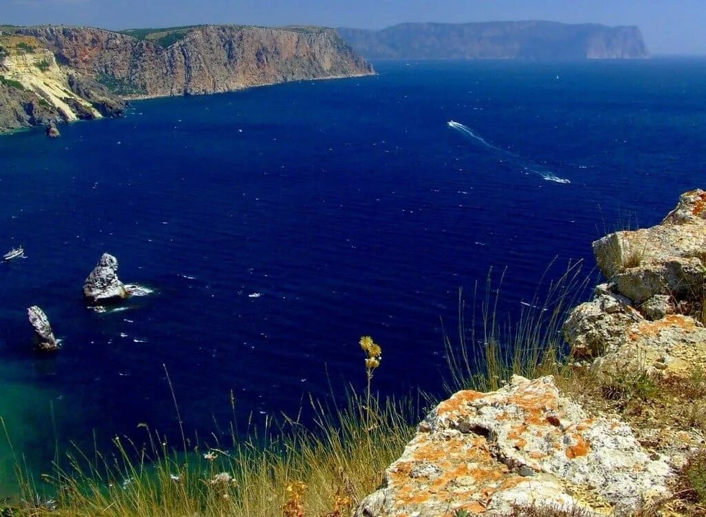 Горы в море как называется