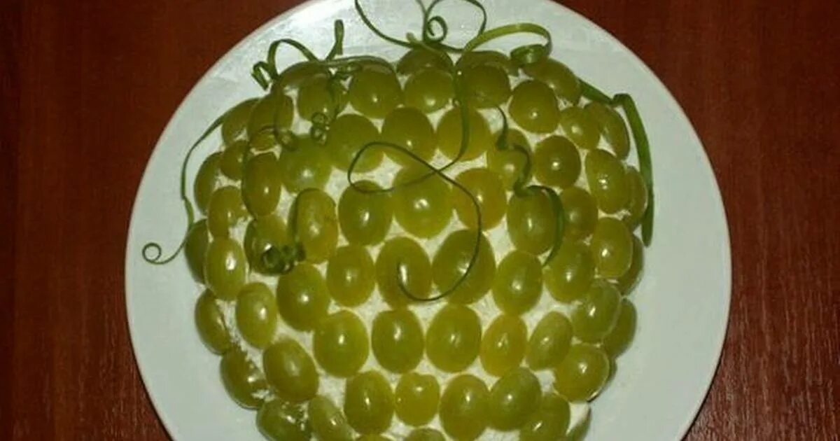 Салат Виноградная гроздь с копченой курицей и виноградом. Салат Виноградная лоза. Салат Виноградная кисть. Салат украшенный виноградом