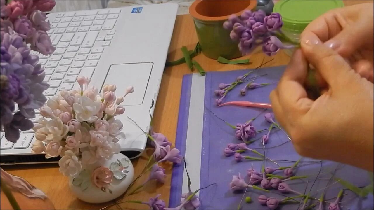 Цветы в технике мастер класс. Панно из холодного фарфора. Панно сирень из фоамирана. Цветы из холодного фарфора сирень. Холодный фарфор мастер класс.