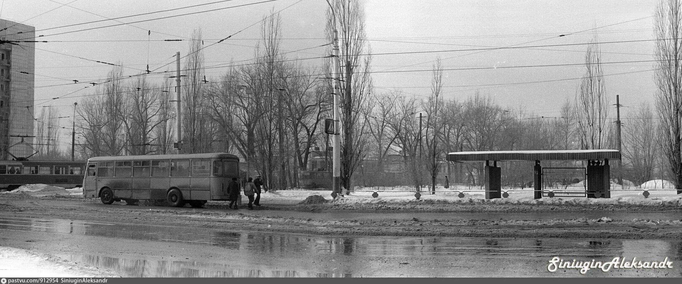 Остановка школа трамваи. История городского транспорта. СССР ЛИАЗ Ленинский проспект. Старые автобусы Воронежа. История городского транспорта Воронежа.