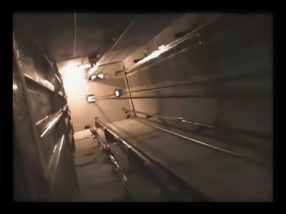 Лифтовой канат. Обрыв троса лифта. Обрыв троса лифта. Крыша кабины лифта. Падающая кабина лифта.